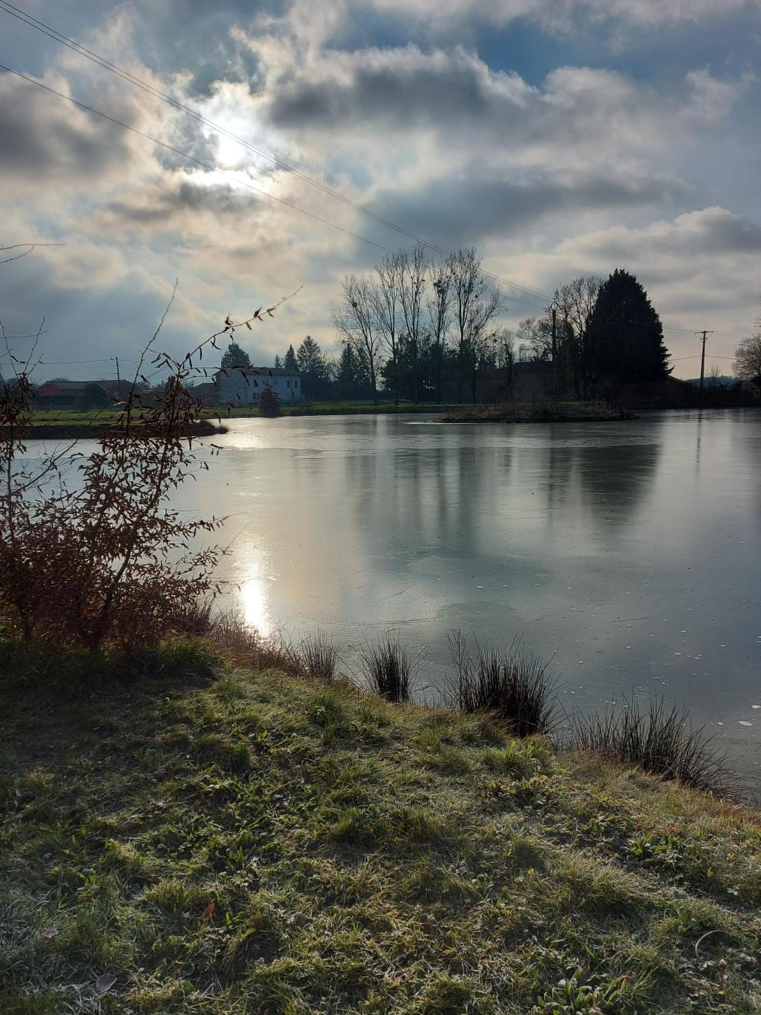 Hotel Le Moulin De L'Etang Chaneins Esterno foto